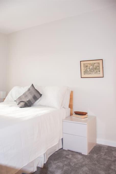 2 Bed 2 Bath Apartment With Canal View Dublín Exterior foto